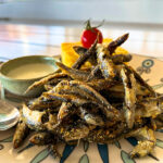 Hamsii prăjite bine de tot cu mujdei de usturoi (250g)